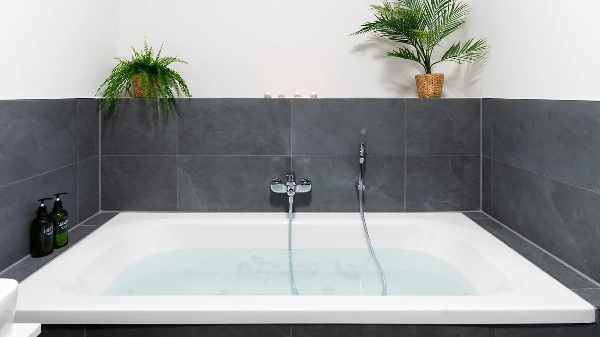 Premium-Apartment Mit Balkon - Perfekt Fuer Familien, Gruppen Und Geschaeftsreisende - Zaya Stays Leipzig 0*,  Germany